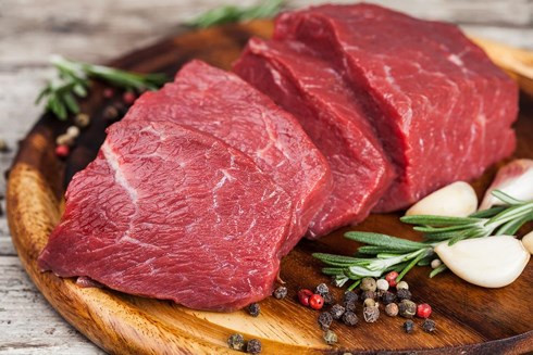 Người bị mỡ máu cao nên hạn chế ăn thịt đỏ mỗi ngày. Ảnh: tieudung.