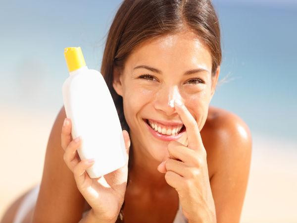 Mỗi khi ra ngoài, bạn nên thoa kem chống nắng để tránh ánh nắng làm hủy hoại các tế bào collagen của da. Ảnh: Boldsky.