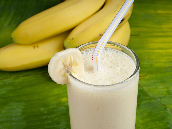 Nước ép chuối: Chuối chứa nhiều kali nên được xem là một phương pháp chữa đau họng tự nhiên. Ăn chuối hoặc uống nước ép chuối giúp ngăn ngừa cảm lạnh và ho.