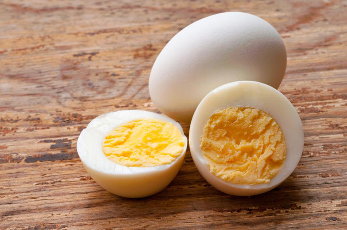 Trứng gà thả vườn chứa nhiều axit béo omega-3 hơn trứng của gà được nuôi theo hình thức công nghiệp. Ảnh: forbesimg.