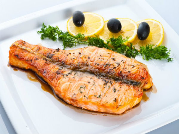 4. Cá: DHA hay axit Docosahexaenoic một loại axit béo omega-3 hầu hết được tìm thấy trong các loại cá như cá hồi, cá thu, cá mòi và cá trích. DHA giúp cải thiện nồng độ dopamine trong cơ thể cũng như giúp điều trị các bệnh như bệnh rối loạn tăng động giảm chú ý và chứng mất trí.