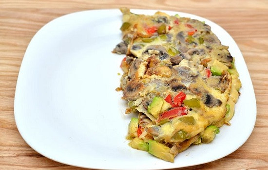 Bên cạnh đó, bạn cần chuẩn bị thêm ớt chuông xanh, đỏ, vàng khoảng 1/2 trái, cắt quân cờ, 50g phô mai tươi (tùy chọn). Ảnh: toinayangi.