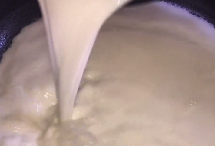 Sau đó ta đổ hỗn hợp bột ở trên vào đảo đều tay. Đun sôi từ từ và liên tục khuấy đều.