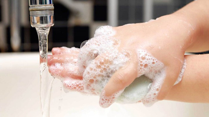 Bên cạnh đó, sau khi rửa tay, nhiều người không có thói quen rửa sạch cả cục xà phòng trước khi để lại vào khay. Ảnh: vov.
