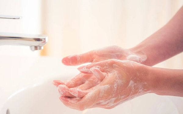 Tuy nhiên, chất khử trùng chứa cồn không thể đảm bảo diệt được toàn bộ vi khuẩn, virus cũng như các chất độc hại. Ảnh: ohman.