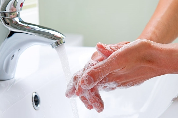 Ngược lại, nhiều người lại quá cẩn thận khi sử dụng quá nhiều xà phòng để rửa tay. Ảnh: vesinhhuongthaoan.