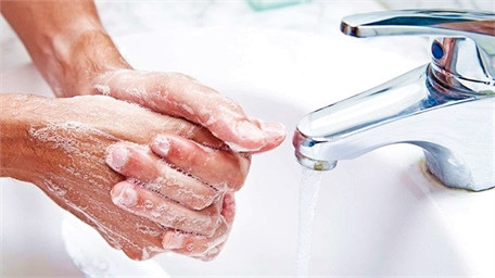 Trong khi đó, nhiều người lại có thói quen không làm ướt tay trước khi rửa tay với xà phòng. Ảnh: googleusercontent.