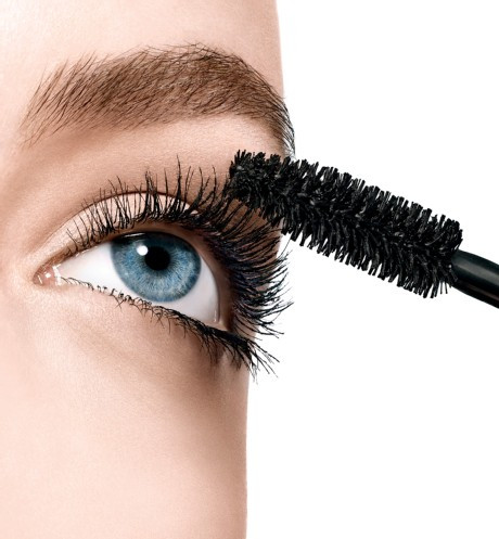 Petroleum Distillates thường có trong dung dịch chuốt mi là mascara. Ảnh: alobacsi.