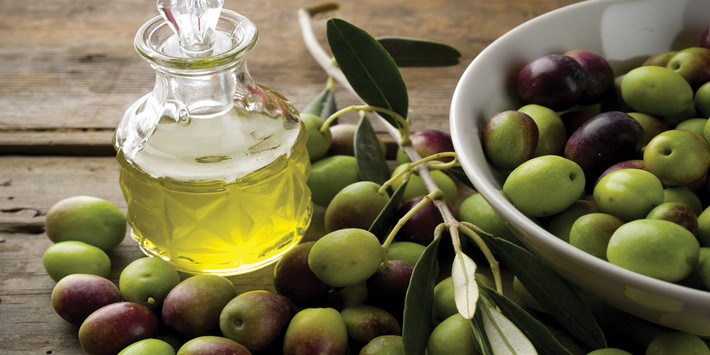 Dầu olive còn có tác dụng giảm viêm, rất giàu chất chống oxy hóa, giúp giữ ẩm cho da và bảo vệ da khỏi bị tổn thương. Ảnh: healthplus.