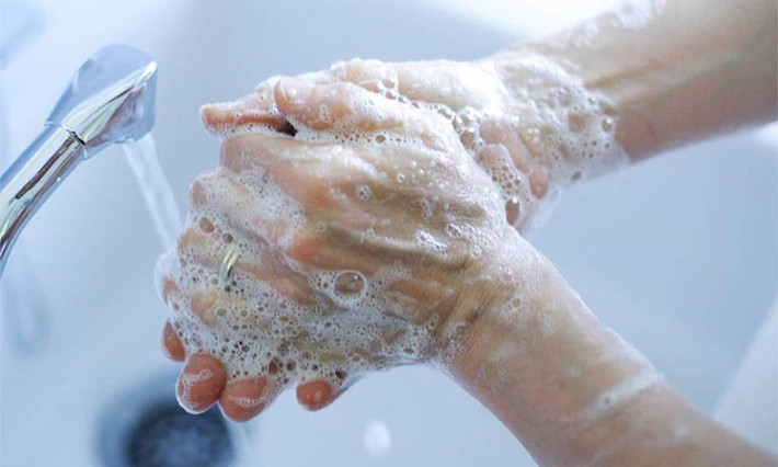 Tại bất kỳ nơi công cộng nào, đặc biệt là trong phòng tập thể dục, rửa tay thật sạch chính là cốt lõi để giữ vệ sinh sau khi tập luyện tốt nhất. Ảnh: hellomagazine.