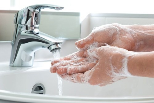 Do đó, sau khi luyện tập thể dục thể thao, bạn hãy rửa tay thật sạch với xà phòng để tiêu diệt vi khuẩn, tránh nguy cơ nhiễm trùng. Ảnh: wp.