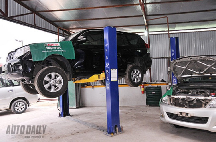 6. Bảo trì xe: Phòng bệnh hơn chữa bệnh. Luôn giữ xe trong tình trạng tốt nhất khi trời tối - phải đảm bảo rằng đèn trước, đèn sau, đèn tín hiệu và cửa kính xe luôn sạch sẽ trước khi lái xe trong trời tối.