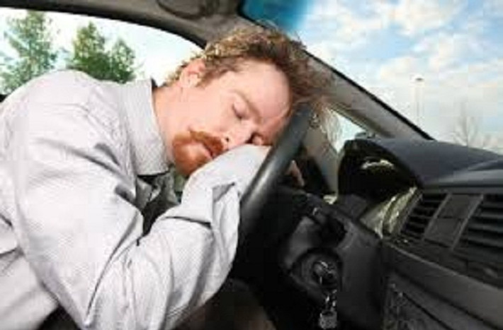 4. Không ngủ gục: Lái xe khi mệt mỏi cũng nguy hiểm tương đương với lái xe khi say rượu. Nếu bạn thấy mình bắt đầu mệt mỏi, hãy đưa xe ra khỏi đường lái ngay lập tức và cố gắng tìm một trạm xăng hay trạm nghỉ...