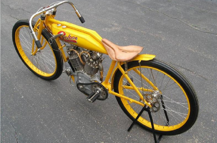 3. Cyclone Board Racer 1915: giá bán $551,200. Động cơ cực chuẩn của Cyclone là động cơ 996cc, 45 độ V-Twin. Chiếc xe này từng đạt kỷ lục thế giới vào năm nó được bán đấu giá.