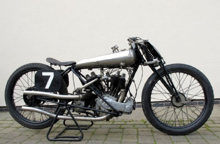 6. Brough Superior SS80 1922: giá bán $463,847. Với biệt danh "Old Bill", chiếc xe này đã được cưỡi bởi George Brough và giành được hơn 50 giải thưởng.