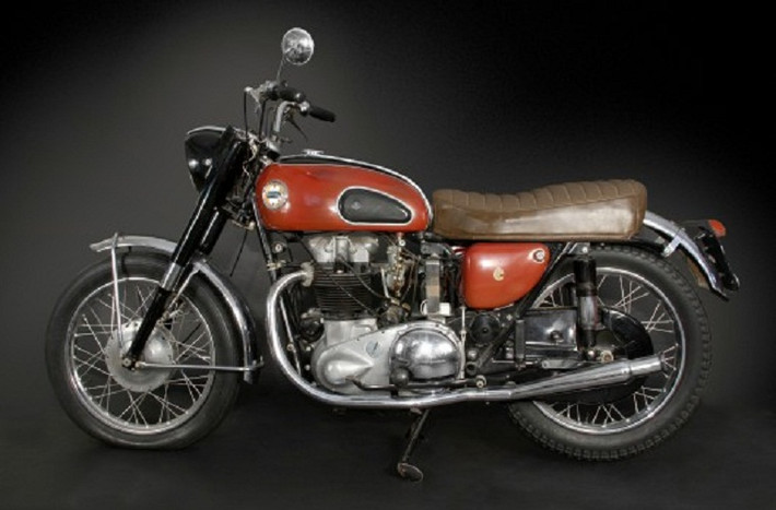 8. Ariel 650 Cyclone 1958: bán giá $450.000. Chiếc xe này là phiên bản giới hạn năm 1950 mà ngôi sao âm nhạc Buddy Holly mua từ đại lý của Triumph và Ariel tại Dallas, Texas vào ngày 13 tháng 5 năm 1958.