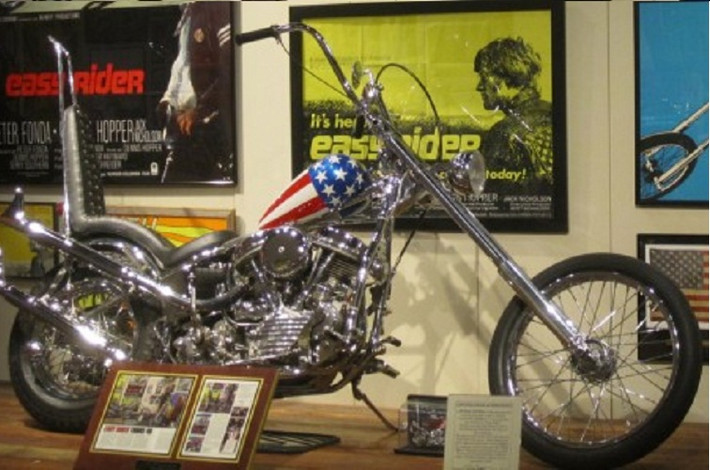 1. "Captain America" Harley-Davidson Panhead từ "Easy Rider" có giá $1,620,000. "Captain America" được cưỡi bởi Peter Fonda trong phim Easy Rider được cho là xe gắn máy nổi tiếng nhất trên thế giới. Tuy nhiên, kỷ lục này dự kiến sẽ không dừng tại đó lâu.