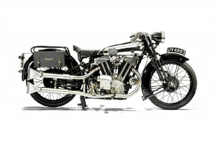 4. Brough Superior SS100 "Alpine Super Sports": giá bán $492,973. "Brough Superior là một nhãn hiệu huyền thoại trong xe máy thế giới," Ben Walker, Giám đốc Bonhams cho biết. "Sự lôi cuốn nhất của thương hiệu này là được thiết kế để tôn vinh các huyền thoại".