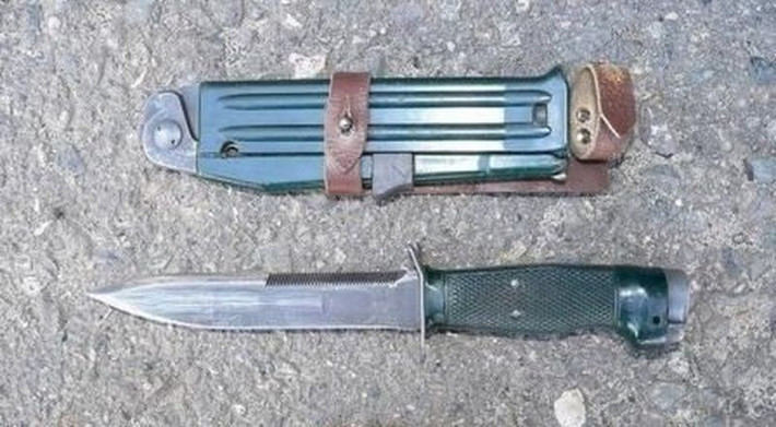 Nhìn bên ngoài, dao găm NRS không khác gì một dao găm bình thường. Tuy nhiên phần chuôi dao lại thiết kế không khác gì một khẩu súng lục.