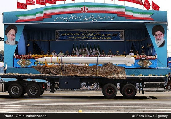 Trong lễ duyệt binh, Quân đội Iran đã khoe đủ loại tên lửa đối không, đối đất, đối hải với đủ kiểu tên gọi. Trong ảnh là tên lửa phòng không Sayyad 4 (“Hunter 4”).