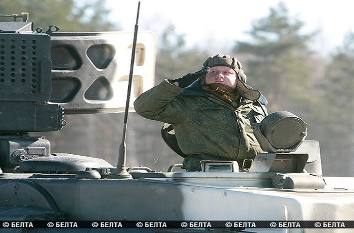 Trong ảnh là một binh sĩ Belarus trên tổ hợp phòng không 9K22 Tunguska.