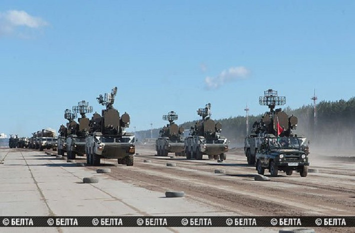 Tiếp sau đội hình xe tăng T-72B là các tổ hợp tên lửa phòng không tầm ngắn 9K33 Osa của Belarus.