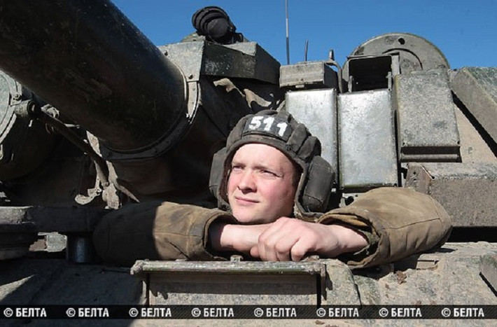 Phút giải lao hiếm hoi của một binh sĩ Belarus tham gia diễn tập duyệt binh trên một chiếc xe tăng T-72B.