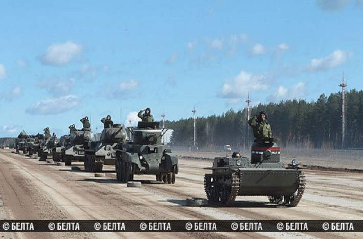 Tờ Belarus News đưa tin cho hay, Quân đội Belarus đang tiến hàng diễn tập duyệt binh với quy mô lớn tại sân bay quân sự Lipki gần thủ đô Minsk nhằm chuẩn bị cho lễ duyệt binh Ngày Chiến Thắng 9/5 sắp tới. Trong ảnh là đoàn xe cơ giới tham gia diễn tập duyệt binh tại Lipki, dẫn đầu là xe tăng hạng nhẹ T-38 do Liên Xô chế tạo.