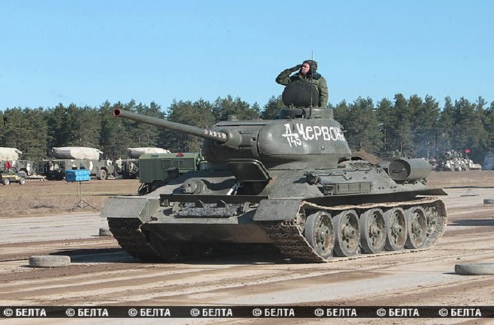 Hình ảnh chiếc xe tăng T-34-85 huyền thoại tại sân bay quân sự Lipki.