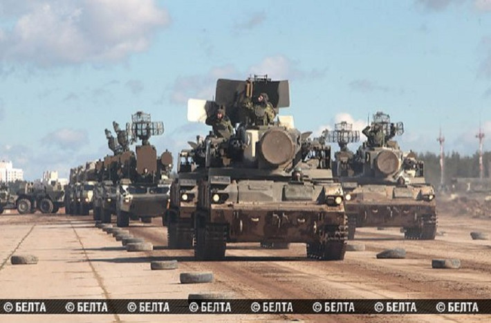Đội hình gồm các tổ hợp tên lửa – pháo phòng không tầm gần 9K22 Tunguska và tổ hợp tên lửa phòng không tầm ngắn 9K33 Osa tham gia buổi diễn tập duyệt binh tại Lipki.