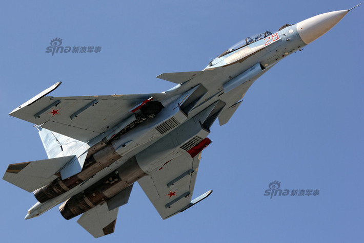 Su-30SM có thể mang tải trọng vũ khí tới 8 tấn, với một loạt tên lửa đối đất, đối không, tên lửa hành trình chống tàu Oniks, cùng nhiều loại bom khác.