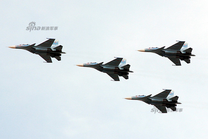 Cả 4 tiêm kích Su-30SM đang nối đuôi nhau thao diễn trên bầu trời Nga.