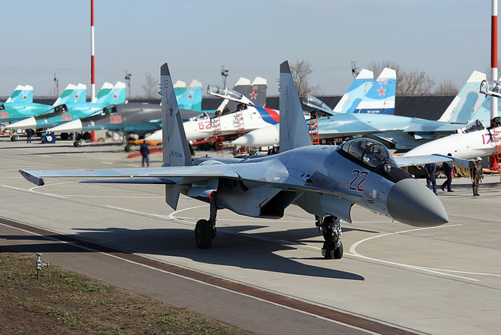 Su-35S có đặc điểm nhận dạng khác với Su-30SM rất rõ ở chỗ nó không có cánh mũi.