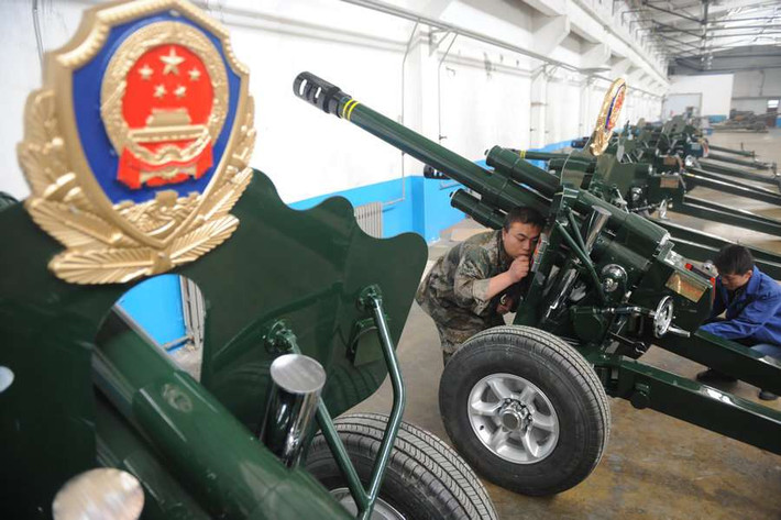 Theo truyền thông Trung Quốc, đây là 12 khẩu pháo do Công ty Sản xuất Máy Bắc Sơn Tây, tỉnh Sơn Tây sản xuất dưới sự ủy quyền của Tập đoàn vũ trang Cảnh sát Bắc Kinh. Trong ảnh các kỹ sư nhà máy đang kiểm tra các khẩu pháo.
