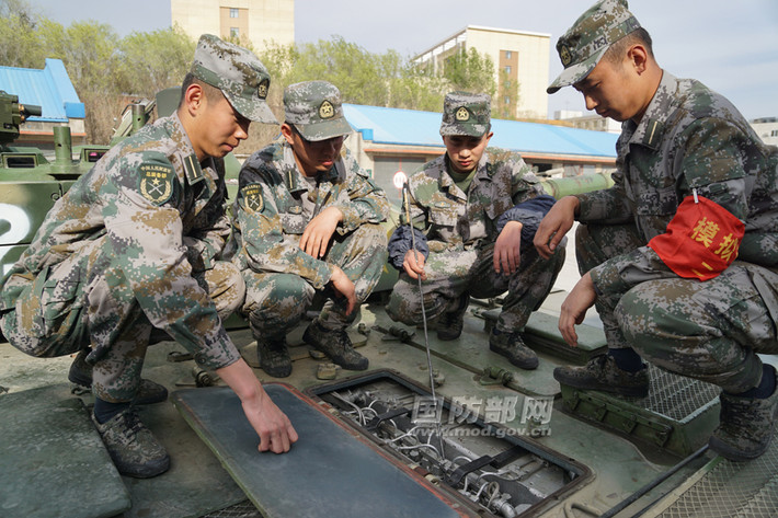 Các học viên trong trường được đào tạo để theo dõi, khắc phục một loạt các vấn đề của tất cả các bộ phận trên xe tăng. Trong ảnh một trợ giảng đang giải thích về cơ cấu động cơ xe tăng cho nhóm học viên.
