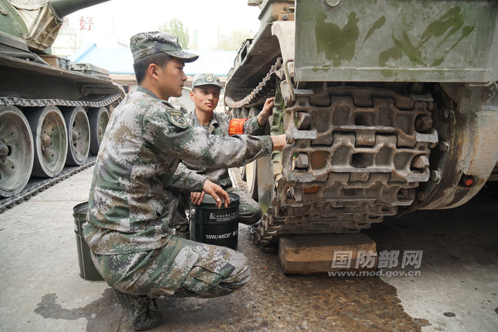 Vệ sinh các bánh xe tăng.