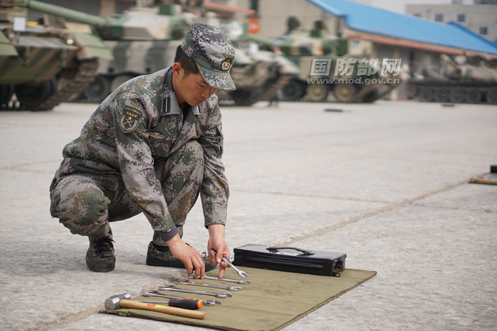 Một học viên đang sắp xếp các dụng cụ hỗ trợ sửa chữa xe tăng như búa, tô vít, cờ lê theo từng cỡ một. Học cách xếp ngăn nắp các dụng cụ sẽ tiết kiệm thời gian cho các kỹ sư khi thực hiện công việc.