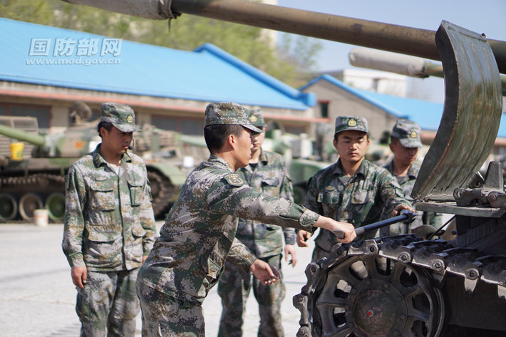 Học cách kiểm tra các bộ phận bánh xích xe tăng. Trong quá trình huấn luyện đào tạo, cơ sở này của Trung Quốc còn đảm bảo sự kết hợp hài hòa giữa sửa chữa xe tăng thực với mô hình kỹ thuật số, không ngừng cải tiến công nghệ và mời các chuyên gia trong và ngoài nước tới giảng dạy.