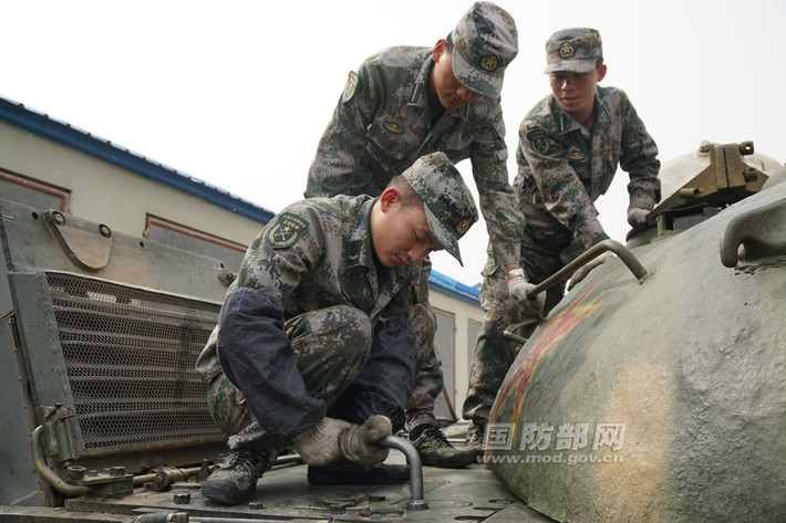 Cùng với đào tạo tại chỗ, Học viện trong nhiều năm liên tục gửi các học viên ưu tú, các chuyên gia đi đào tạo ở nhiều nước có trình độ khoa học kỹ thuật quân sự hàng đầu thế giới như Nga, Mỹ. Trong ảnh một học viên đang học cách xoáy bu lông trên xe tăng.