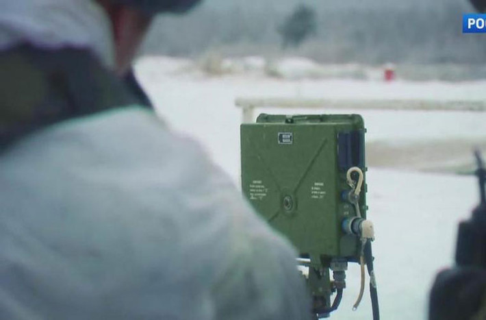 Hệ thống radar gắn trên súng máy này được chia làm 2 phần chủ yếu gồm: nguồn điện và radar. Radar được lắp đặt trực tiếp trên thân súng, khi binh sỹ di chuyển vị trí còn phải mang theo radar.