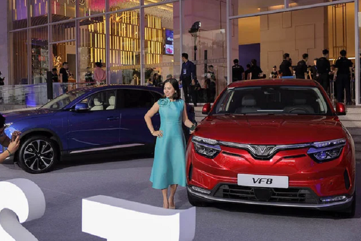 VF9 là mẫu SUV điện lớn nhất của VinFast tại Việt Nam. Đây cũng là một trong số ít những mẫu SUV điện cỡ lớn trên thế giới. Theo lịch trình của VinFast VF9 2023 mới sẽ được giao tới tay những khách hàng đặt trước vào cuối năm nay 2022. Vào tháng 8/2022, VinFast VF 9 đã hoàn thành đăng kiểm và được cấp chứng nhận chất lượng tại Việt Nam.