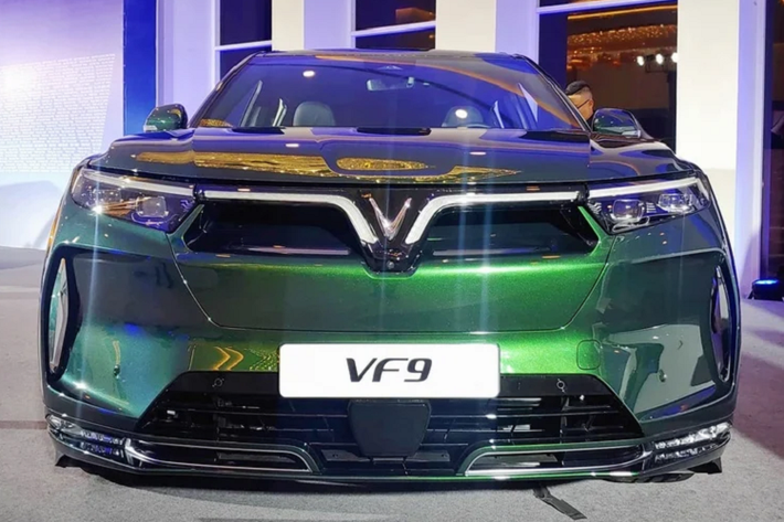 Hồi tháng 6/2022, VinFast đã công bố chính sách cố định giá thuê Pin ôtô điện trọn đời tại Việt Nam. Hiện tại, VinFast đang cung cấp 2 lựa chọn thuê bao pin cho khách hàng sử dụng ôtô điện, bao gồm gói Linh hoạt (áp dụng cho quãng đường di chuyển 500km mỗi tháng) và gói Cố định (không giới hạn quãng đường di chuyển).