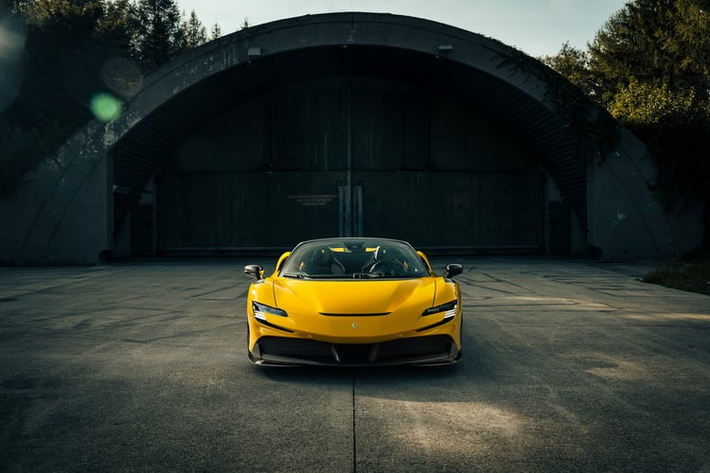 Hệ thống xả được Novitec tinh chỉnh với việc bổ sung thêm chất xúc tác kim loại 100 cell tùy chỉnh, mạ vàng 999 để cách nhiệt tốt hơn, van bướm điều khiển chủ động tùy chọn để có âm thanh tốt hơn và một ốp ống xả bằng carbon.