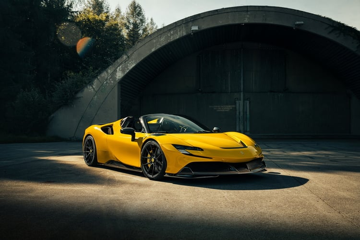 Ngoài ra để chiếc siêu xe này thêm ngầu thì Novitec đã trang bị cho nó bộ lò xo thể thao mới, đưa khoảng sáng gầm xuống thấp hơn 30 mm ở phía trước và 25 mm ở phía sau. Tất nhiên hệ thống nâng bánh trước lên 40 mm vẫn được giữ để giúp xe vượt qua gờ giảm tốc hoặc dốc đỗ xe dễ dàng hơn.