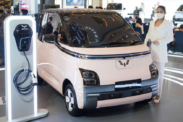 Trang bị an toàn của xe khá cơ bản với phanh đĩa trên bánh trước, phanh tang trống phía sau, 2 túi khí trước, hệ thống chống bó cứng phanh ABS, phân bổ lực phanh điện tử EBD, hệ thống cân bằng điện tử, camera lùi và cảm biến phía sau. Wuling Air EV hiện là mẫu ô tô điện bán chạy nhất tại Indonesia với doanh số cộng dồn khoảng 5.000 chiếc từ khi ra mắt.