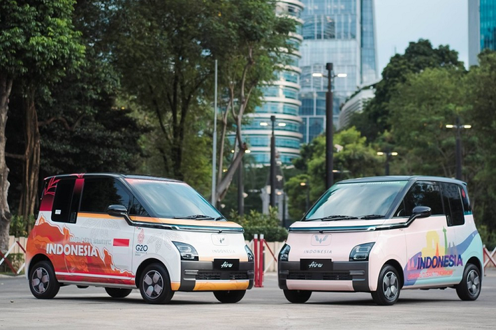 Để chuẩn bị cho sự kiện quan trọng này, hãng Wuling đã dán decal riêng cho những chiếc Air EV. Trong đó, có những chiếc được dán decal theo phong cách Megamendung Batik truyền thống của Indonesia. Họa tiết này bắt nguồn từ thành phố Cirebon của Indonesia và kết hợp với dải màu đỏ - cam trên thân xe.