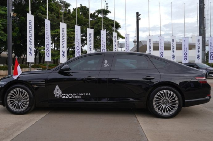 "Genesis Electrified G80 Special Edition Long-Wheelbase sẽ được sử dụng làm xe VVIP. Trong khi đó, Genesis Electrified G80 trục cơ sở ngắn tiêu chuẩn và Hyundai Ioniq 5 sẽ được dùng cho những mục đích khác như xe chở các đại biểu, nhà ngoại giao, vệ sỹ và đội cứu hộ", Hyundai Indonesia cho biết.