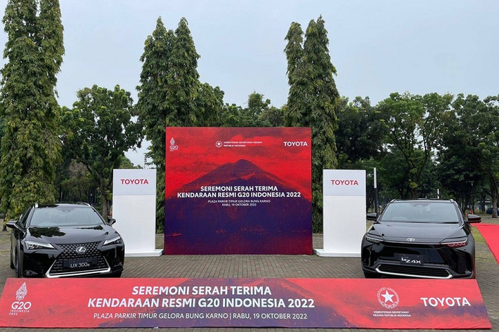 Lexus UX 300e Lexus - thương hiệu xe sang của tập đoàn Toyota - cũng không bỏ lỡ cơ hội đóng góp xe ôtô điện cho Hội nghị thượng đỉnh G20. Lexus trở thành xe chính thức của sự kiện này với UX 300e với tổng cộng 102 chiếc.Lexus UX 300e đã trình làng ở thị trường Indonesia từ hồi tháng 12/2020. Mẫu SUV thuần điện này sử dụng mô-tơ điện mạnh 201 mã lực và mô-me xoắn cực đại 300 Nm, kết hợp với cụm pin 54,34 kWh.
