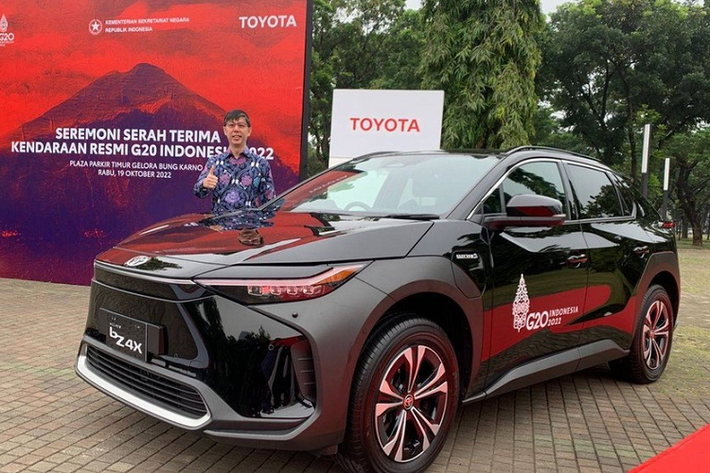 Toyota bZ4X Tương tự đối thủ Hyundai Ioniq 5, Toyota bZ4X chạy điện cũng đã chính thức được phân phối tại thị trường Indonesia. Ra mắt thị trường này vào hôm 10/11/2022 vừa qua dưới dạng xe nhập khẩu nguyên chiếc từ Nhật Bản, Toyota bZ4X có giá khởi điểm từ 1,19 tỷ Rupiah (khoảng 1,9 tỷ đồng).