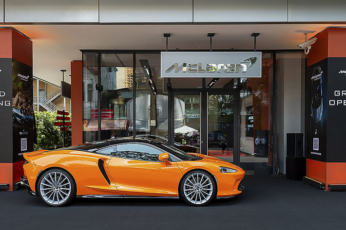McLaren GT thừa hưởng hệ thống treo Optimal Control Theory từ 720S cho khả năng cách âm và vận hành cực kỳ ổn định, êm ái. Một số trang bị tiện ích nổi bật có thể kể đến trên McLaren GT gồm: màn hình giải trí 12,3 inch, cửa sổ trời chỉnh điện, bảng điều khiển bằng sợi carbon, hệ thống âm thanh cao cấp Bowers & Wilkins 12 loa với loa siêu trầm, hệ thống điều hoà 2 vùng, vô-lăng bọc da và thép có lẫy chuyển số...